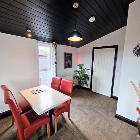 Ochil 9 With Private Hot Tub - Fife - Loch Leven - Lomond Hills - Pet Friendly Vila Kelty Exterior foto