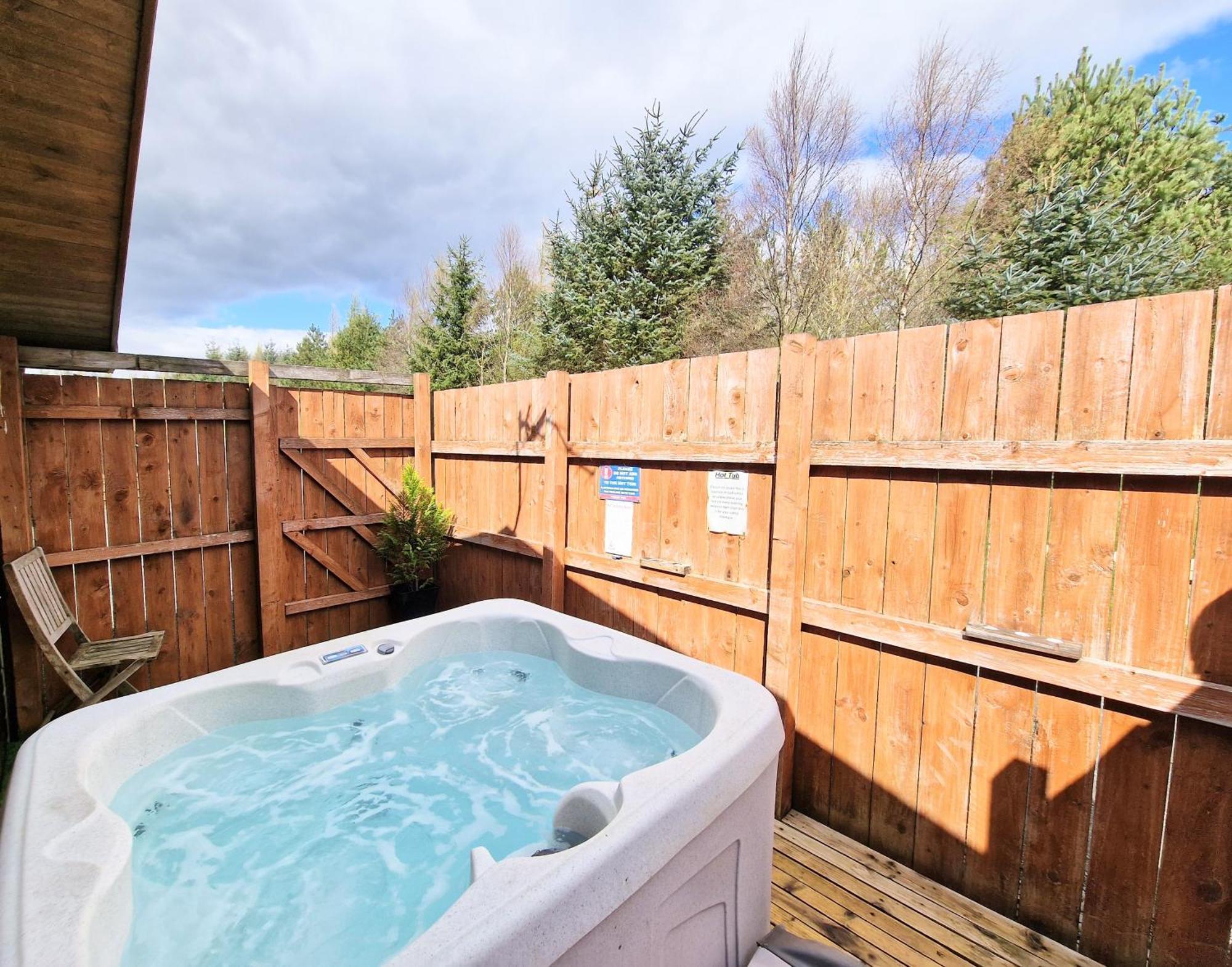 Ochil 9 With Private Hot Tub - Fife - Loch Leven - Lomond Hills - Pet Friendly Vila Kelty Exterior foto